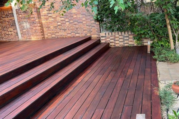 Instalación de suelo en terraza exterior de Pamplona